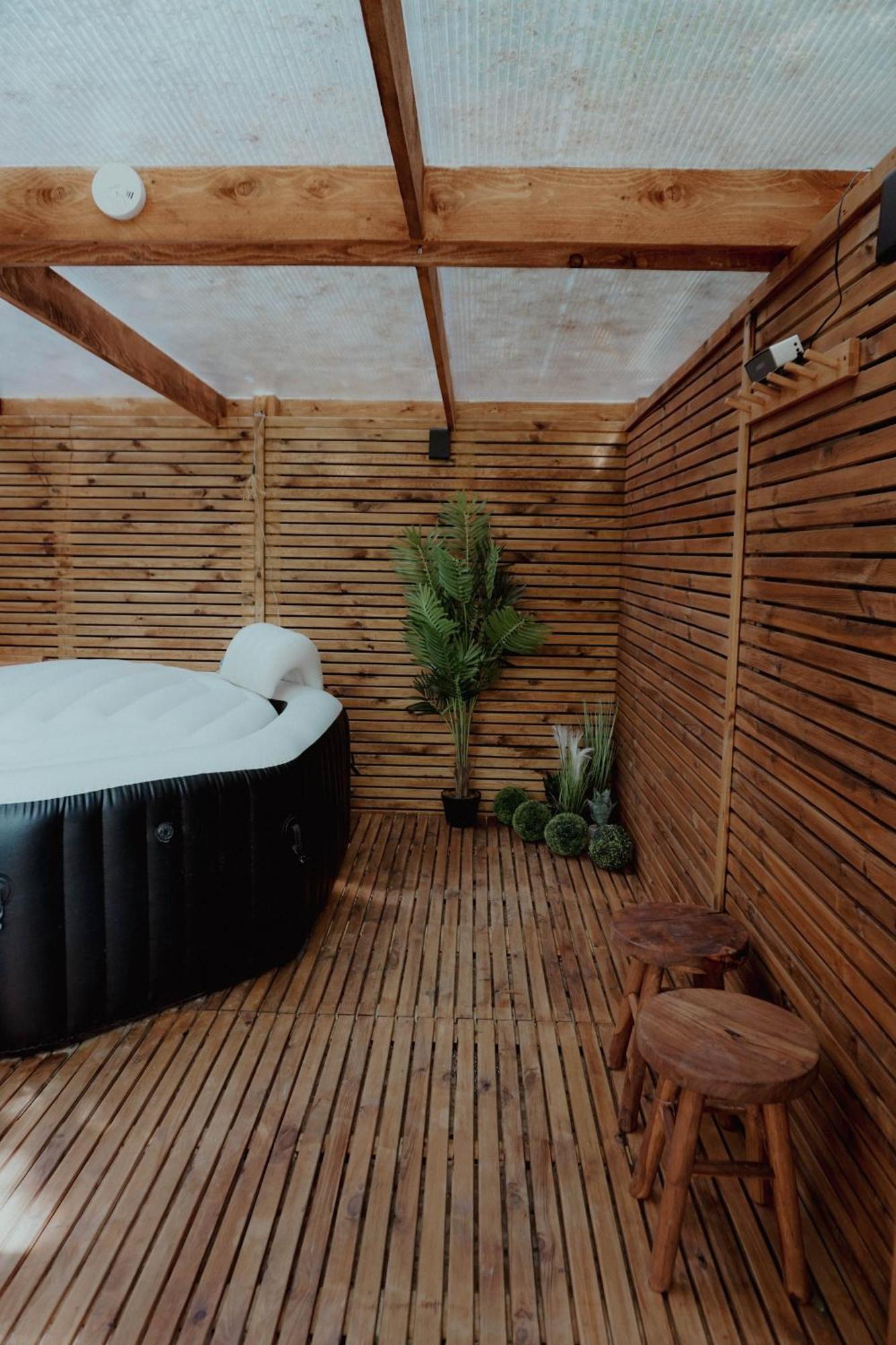 Le Chalet Tipi Avec Jacuzzi Et Jardin Troyes Exterior photo