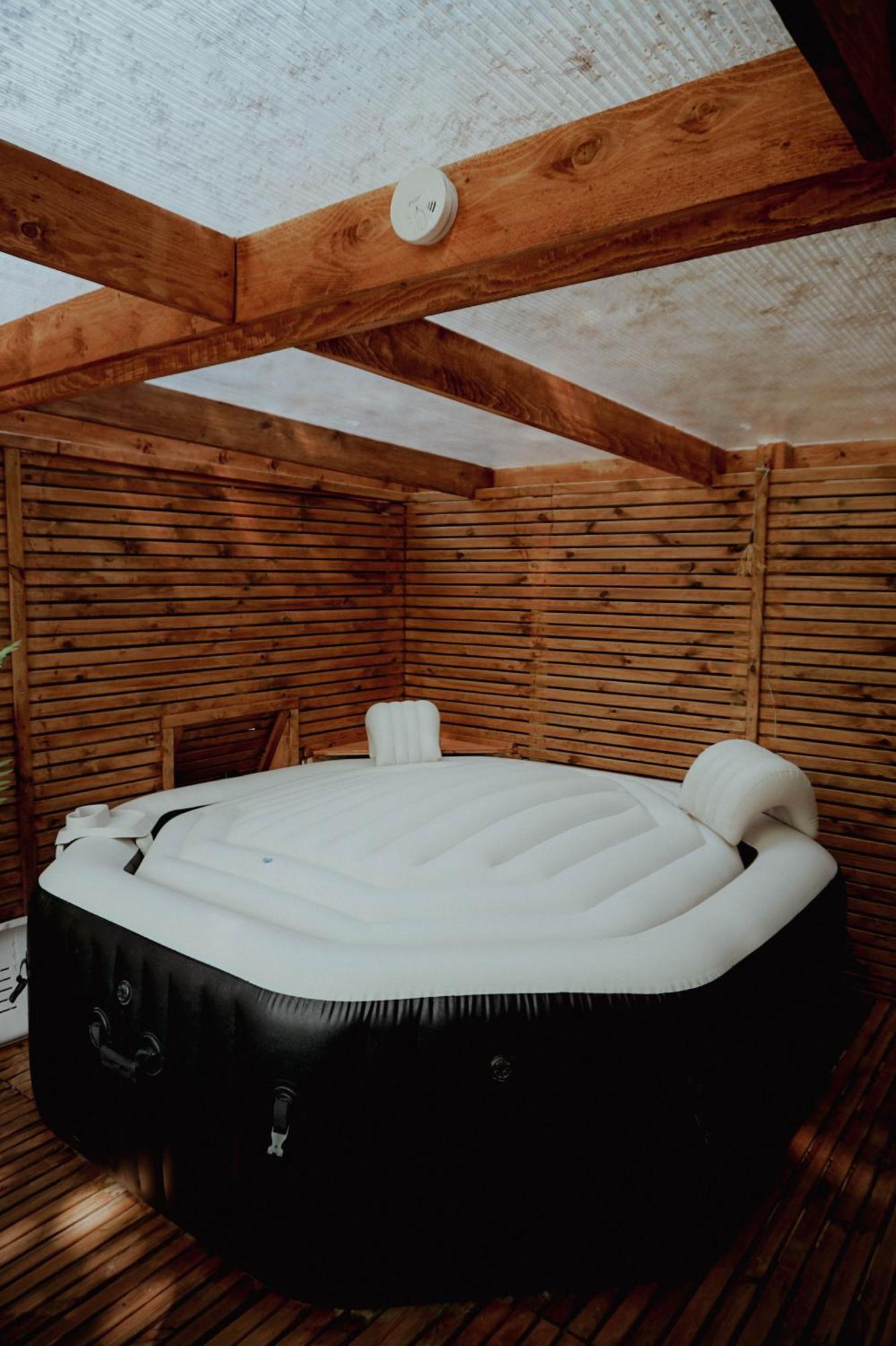 Le Chalet Tipi Avec Jacuzzi Et Jardin Troyes Exterior photo